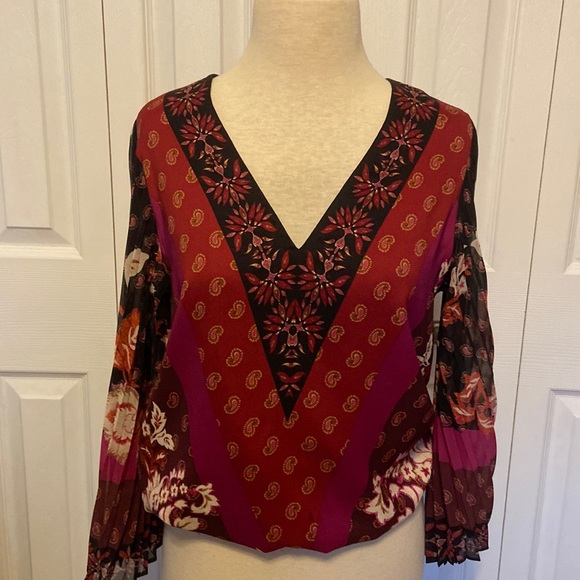 White House Black Market top. - Picture 1 of 8